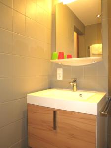 bagno con lavandino bianco e specchio di Doppelzimmer oder Appartement ohne Verpflegung a Ellmau