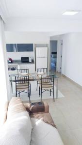 een woonkamer met een bank en een tafel met stoelen bij Apartamento Juvevê. in Curitiba