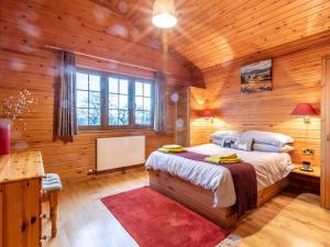 um quarto com uma cama num chalé de madeira em 4 Bed in Clovelly 00360 em Clovelly