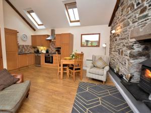 eine Küche und ein Wohnzimmer mit einem Steinkamin in der Unterkunft 1 Bed in Tavistock COLCH in Gunnislake