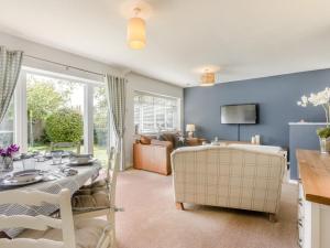 a living room with blue walls and a dining room at 2 Bed in Barnstaple OLDMA in Landkey