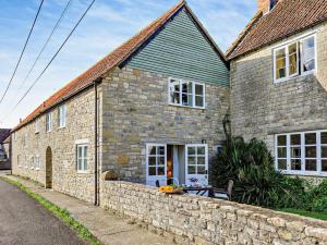 an old stone house with a stone wall at 1 Bed in Castle Cary POLOC in West Camel