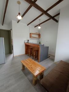 uma sala de estar com uma mesa e uma cozinha em Punto clave em Pudeto
