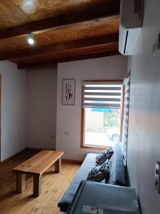 un soggiorno con divano blu e tavolo in legno di Punto clave a Pudeto