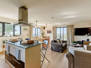 a kitchen and living room with a stove top oven at 4 bed in Glastonbury SHALO in Greinton