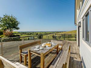 una mesa de madera en el balcón de una casa en 4 bed in Glastonbury SHALO, en Greinton