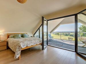 a bedroom with a bed and a large window at 4 bed in Glastonbury SHALO in Greinton