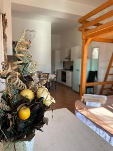 wazon wypełniony owocami na stole w salonie w obiekcie Casa Silvia w mieście La Maddalena
