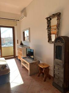 salon z telewizorem i komodą w obiekcie Casa Silvia w mieście La Maddalena