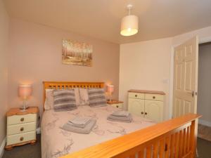 a bedroom with a large bed with a wooden headboard at 1 Bed in Burnham-on-Sea ALHSL in Highbridge