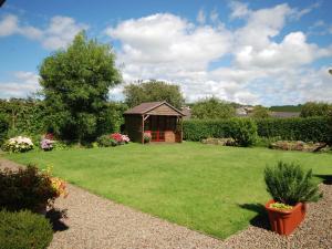 a garden with a gazebo in the middle of a yard at 1 Bed in Bude THENO in Bude