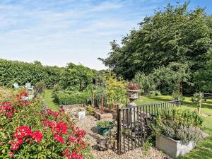a garden with flowers and a fence at 2 Bed in Looe TRERO in Menheniot
