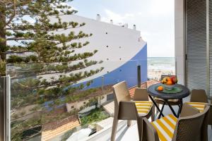 balcón con mesa y vistas a la playa en Espanatour VALERIA en Torrevieja