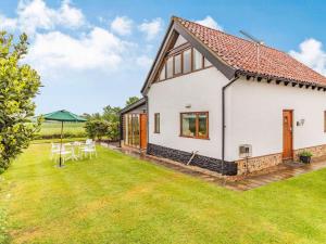 an image of a cottage with a lawn at 2 Bed in Bury St Edmunds OXBAR in Market Weston