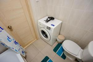 ein Badezimmer mit einer Waschmaschine und einem WC in der Unterkunft 1-ком Тобол Арена, Костанай Плаза, Allur auto, НИШ БЕРЕКЕ in Qostanai