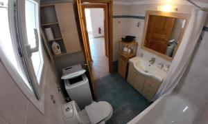 ミコノス・シティにある1Path Houses, Super Paradise Mykonosのトイレと洗面台のある小さなバスルーム +66枚の写真
