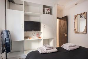 a room with two towels on a bed with a tv at Carabelli Propiedades II in Río Grande