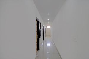 een hal met witte muren en witte vloeren bij OYO Hotel Moon Light in Zirakpur