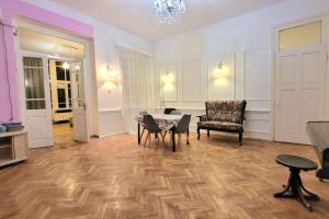 een woonkamer met een tafel en stoelen bij Victoria apartment In Tbilisi in Tbilisi City