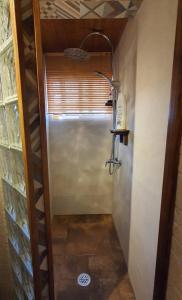 uma cabina de duche ao nível do chão numa casa de banho com tecto em Apartamento El Mundo como Destino - cerca Estadio Cartuja em Sevilha