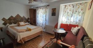 um quarto com uma cama e um sofá em Apartamento El Mundo como Destino - cerca Estadio Cartuja em Sevilha