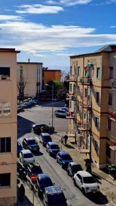 um parque de estacionamento com carros estacionados em frente aos edifícios em Le Case di Ale em Salerno