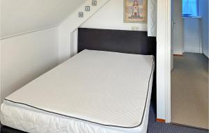 een kleine slaapkamer met een bed in een kamer bij Ocean Front Home In Makkum With House A Panoramic View in Makkum