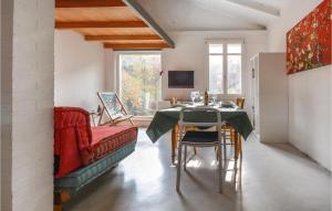 comedor con mesa, sillas y TV en Pet Friendly Apartment In Marzabotto With House A Panoramic View, en Marzabotto