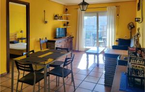 een eetkamer met een tafel en stoelen en een slaapkamer bij Beautiful Apartment In El Campello With 2 Bedrooms, Wifi And Outdoor Swimming Pool in El Campello