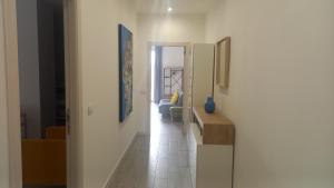 - un couloir avec un salon doté d'un canapé dans l'établissement Le Case di Ale, à Salerne