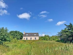 a house in the middle of a grassy field at Dalvista Cottage in Leurbost