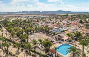 uma vista aérea de um resort com uma piscina e palmeiras em Amazing Home In Cartagena With Kitchen em Cartagena