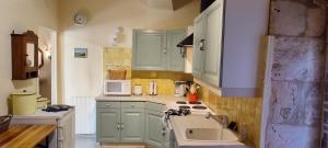 Η κουζίνα ή μικρή κουζίνα στο Cornemuse Cottage Une maison entière de 100 m2 avec cuisine, séjour et jardin au centre d'Issigeac +35 φωτογραφίες
