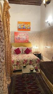 拉巴特的住宿－DAR LALLA Aicha 2，一间卧室配有一张床和一张桌子