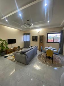 sala de estar con sofá y mesa en Appart Neuf et Lumineux à 2 Pas d'Angre Chu en Abiyán