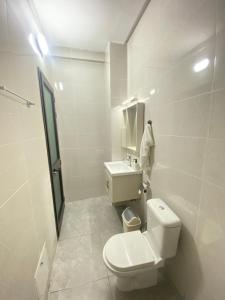 Phòng tắm tại Appart Neuf et Lumineux à 2 Pas d'Angre Chu