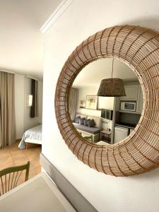 馬勒莫爾的住宿－Appartement Golf de Pont Royal，一间酒店客房内墙上的大镜子