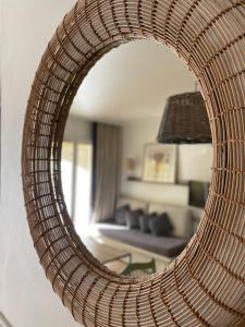 馬勒莫爾的住宿－Appartement Golf de Pont Royal，客厅里的柳条镜