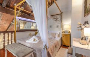 1 dormitorio con cama con dosel y escritorio en Nice Home In Bilice With Kitchen, en Bilice