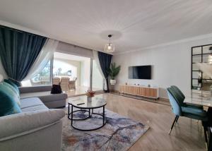 sala de estar con sofá y mesa en Luxury Hacienda With sea views, en Marbella