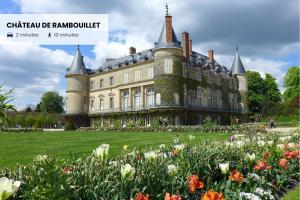 ein großes Schloss mit Blumen davor in der Unterkunft Charmante maison Proche centre-ville in Rambouillet