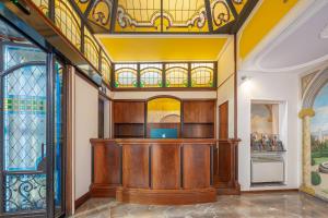 a court room with a stained glass ceiling at Hotel City in Florence