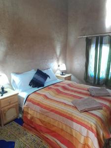 梅爾祖卡的住宿－拉比博特奧博格賓館，一间卧室配有一张床和两个带灯的床头柜