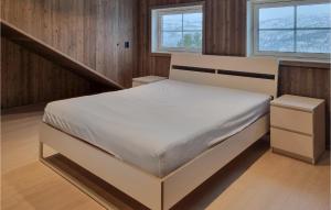 um quarto com uma cama e uma escada em Amazing Home In seral With House A Mountain View em Åseral