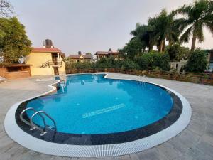 Bazén v ubytování Royal Tiger Luxury Resort nebo v jeho okolí