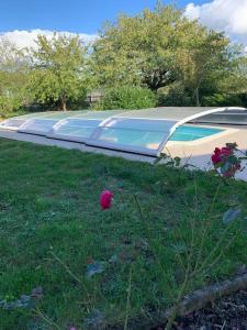 Бассейн в Villa avec balneo, piscine, véranda et garage или поблизости