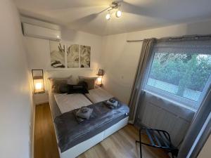 een kleine slaapkamer met een bed en een raam bij FerienWohnenamSee Appartements mit Whirlpool in Überlingen