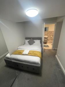 ein kleines Schlafzimmer mit einem Bett in einem Zimmer in der Unterkunft Beautiful en-suite bedroom in Ipswich