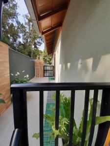 einen Balkon eines Hauses mit einer Pflanze in der Unterkunft Stúdio Natureza S/A 2 in Bombinhas + 4 Fotos