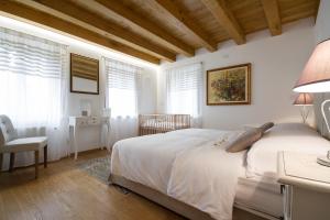 Un pat sau paturi într-o cameră la Casa Sittaro